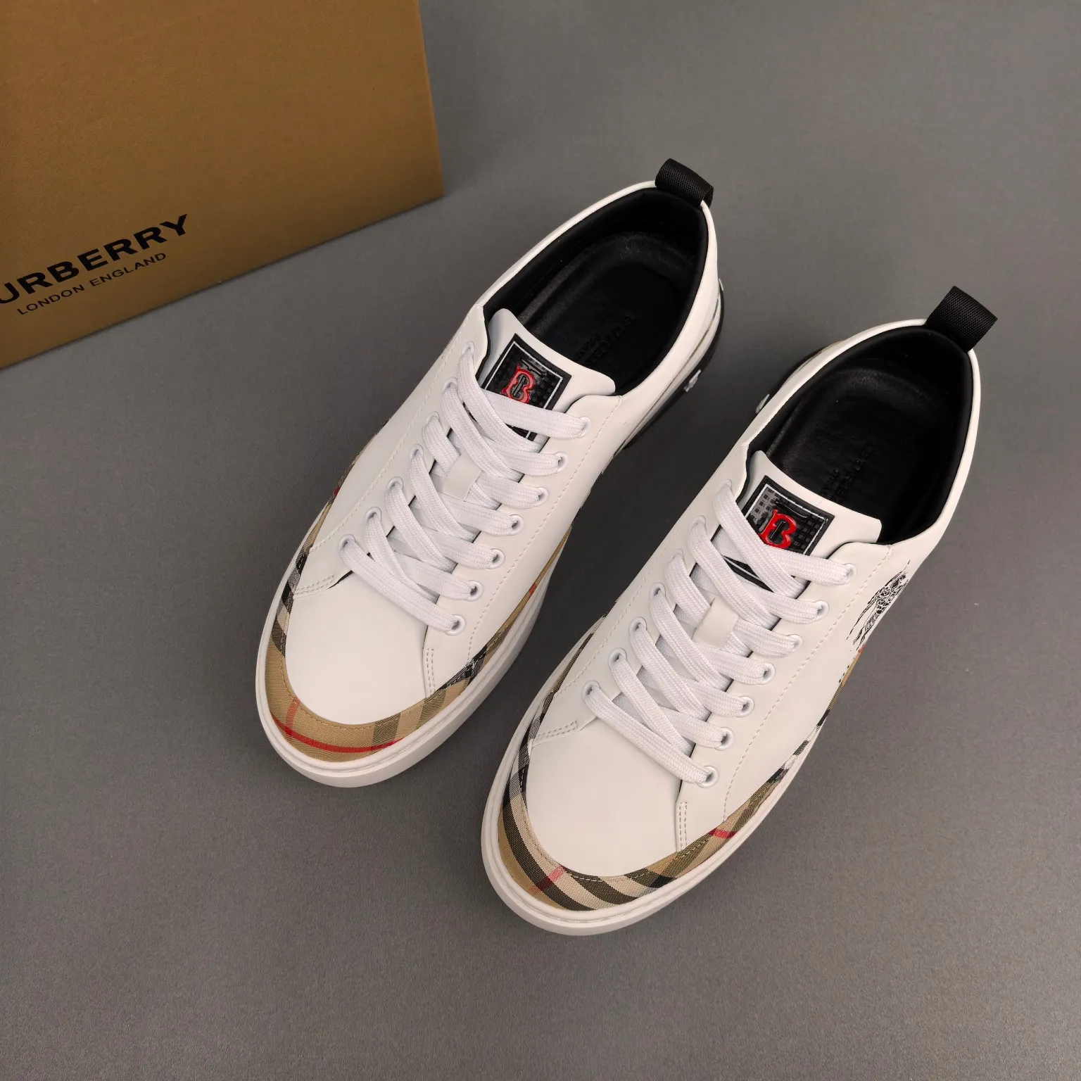 Burberry [Burberry] men's shoes 💰400💰. Fashionable sports and casual shoes, the upper is made of first-layer cowhide with plaid material, first-layer pigskin lining, and rubber outsole. Men's size 38-44.